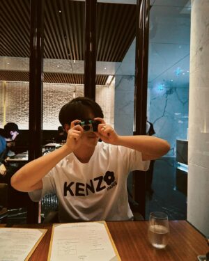 Keung To Instagram - 洗個澡上飛機～
巴黎見👋🏻 

@KENZO #KENZO #KENZONIGO #KENZOSS25 #KENZOHK