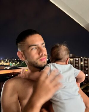 Kevin Bury Instagram - Días diferentes pero en lo mío.. 🎶⚽️🧑‍🧑‍🧒🥘❤️

1. Entrenado para Fútbol Stars @la_liendraa 
2. El amor ❤️@michelleolverag 
3. Considerado el mejor pan del mundo Pandebono
4. El amor de mi Vida 👶🏼 
5. Celebrando el estreno de “Cinco Botellas” 
6. Recuperación en el Río 
7. Descansando para el entreno de mañana con 👶🏼
8. Más de “Cinco Botellas” ya la escucharon ? 
9. Buena comida que no puede faltar 🥘