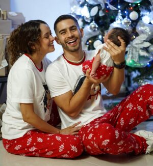 Kevin Bury Instagram - Primera Navidad de Iker 🥹❤️