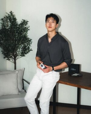 Kevin Chang Instagram - 快門與光線，是我在攝影上紀錄各種生活時刻的基準。

那個拍戲翻班到早晨，走出片場看到日出與海岸的那一刻，又或是節目外景到半夜，跟大家一起在海邊喝著啤酒看藍眼淚的時刻。

按下快門的那一秒，定格的畫面蘊含著一種片段和情緒，收藏在記憶的盒子中，隨時翻閱都能感受到當下的悸動。

香味，更是一個埋在深處的種子，在最不經意的日常中播種，在最偶然的機遇下相逢。

Can’t Stop Loving You 是 Kilian Paris 跳脫現代突破視野，重新詮釋的法式香水。創辦人 Kilian Hennessy 出身法國最知名的釀酒世家，他將每一款香水視為一瓶精緻的酒品，精心挑選珍稀原始材料，創造專屬的香氣。

花草與香草的結合，岩玫瑰和普羅旺斯蜂蜜混合橡苔和焚香的氣味，初聞的甜而不膩，餘韻的迷人性感香氣，把我拉回第一次進花店時，為了挑選給對象心動的那一瞬間，時間暫停流逝。

當初的青澀與期待感，因為香味又再被喚起，那些懞懂的戀愛存在於種種的不完美而獨特之處，讓當時的我們…#情不自禁。

#KilianParisTW #CantStopLovingYou