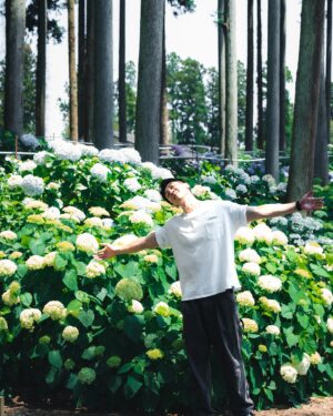 Kevin Chang Instagram - 旅行的時候
很多人喜歡去大城市拍照打卡
在短時間內搜集到各個景點
滿足出遊的意義

但我還是更喜歡深入的獨自旅行
把自己融入當地生活的方式走走
體驗當下的空間感
好真實可貴

這次與北茨城市合作來到茨城縣北部
走在街道上真的很舒服
隨時看都能欣賞沿海的風景

遠遠望過去就能看到
佇立在五浦海岸的六角堂
享受陽光穿過玻璃折射進來
聽著海浪拍打的聲音創作
岡倉天心獨特的西式日式美學
對日本現代藝術有很大的啟發

開了一小段路後就可以看到
位於深山中瀑布旁的花園神社
這裡有著神聖的磁場
走過小橋到鳥居時
炎熱的天氣瞬間降溫舒適

莊嚴的神社上有許多神猿雕像
圍繞在殿旁的還有幾顆御神木
據說都超過八百年歷史
靠著神木擁抱
心情也跟著沈澱下來

這次來走訪時發現
其實觀光客比一般的景點來說少很多
所以我更能放慢步調
安靜地坐在旁邊
更深入也更融入的把自己留在歷史中
沈浸

還有很多地方沒講到
期待一下第二篇介紹！！！