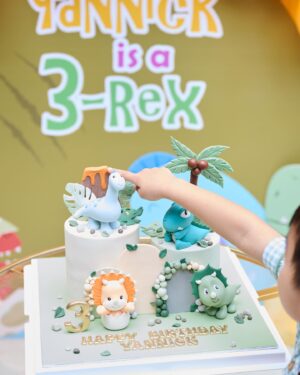 Kevin Cheng Instagram - OUR YANNICK IS A 3-REX! 🦖🎂🎈🎁 
There are so many things we love about this lil guy, but if there’s one thing that’s the most evident, it’s that Nick Nick has the KINDEST heart ❤️ 
Every morning, he wakes up and looks around to say hello to everyone, and makes sure baby Carlos has slept well. 🛌 When he’s having breakfast, he always asks if Rafa ate yet and if he should share his bread with him. He worries about us when we’re having a bad day and comes over to give us a kiss if we look sad. He hates for people to get angry and is always the first to suggest a “FINGA VAMELYY HUG” 🫂 (that’s just a family group hug 😂) 
Thank you for bringing our family so much happiness, love and many dinosaur noises 🦕 WE LOVE YOU YANNICK! 💚 

Special thank you 🥰
🎂 @dessertswithabow 
🎈 @babyballoon 
🥘 @hk.yoshinoya