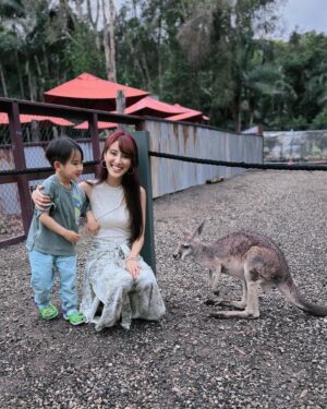 Kevin Cheng Instagram - HAPPY NEW YEARS FROM AUSTRALIA! 🇦🇺❤️

冇諗過一家人第一次去旅行
會係去澳洲嘅 Gold Coast, Queensland 😙
仲可以慶祝農曆新年添 ! 🧧 

尋晚我哋凌晨四點先到酒店
不過好彩小朋友上飛機好合作
八個鐘頭都冇扭計
仲一上車就瞓到去酒店！ ✌️ 

我哋第一日已經有好好嘅印象🤩
喺Currumbin Wildlife Sanctuary
同澳洲吉祥物打卡！ 🦘 
啲袋鼠真係好得意！
仲終於比我親身見到 Koala bears 🐨 
呢度最正就係啲animals & wildlife 自由奔放～
食食吓嘢都會有隻鳥走過嚟😂

之後仲去埋Gold Coast 最高嘅SkyPoint ☁️ 
喺77樓望落嚟
見到Beach Coast Lines 嘅一邊🏖️
City 嘅另一邊 🌇
就知道點解咁多人都好鍾意呢個地方❤️😍

嚟緊呢個星期陸續同大家 update! 
如果大家喺當地都有咩好介紹就記得留言啦
💛
等Carlos大個啲，一定要帶埋佢一齊嚟！

❤️🩷 @australia @queensland #seeAustralia #thisisqueensland #brandedcontent