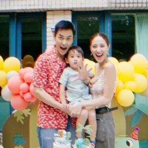 Kevin Cheng Instagram - OUR YANNICK IS A 3-REX! 🦖🎂🎈🎁 
There are so many things we love about this lil guy, but if there’s one thing that’s the most evident, it’s that Nick Nick has the KINDEST heart ❤️ 
Every morning, he wakes up and looks around to say hello to everyone, and makes sure baby Carlos has slept well. 🛌 When he’s having breakfast, he always asks if Rafa ate yet and if he should share his bread with him. He worries about us when we’re having a bad day and comes over to give us a kiss if we look sad. He hates for people to get angry and is always the first to suggest a “FINGA VAMELYY HUG” 🫂 (that’s just a family group hug 😂) 
Thank you for bringing our family so much happiness, love and many dinosaur noises 🦕 WE LOVE YOU YANNICK! 💚 

Special thank you 🥰
🎂 @dessertswithabow 
🎈 @babyballoon 
🥘 @hk.yoshinoya