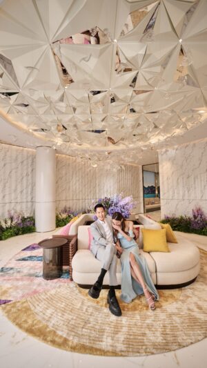 Kevin Cheng Instagram - 夫妻相處之道❤️😂🫶🏻

就係要識得互相配合！好似老公 @kevincheng_official 要幫老婆影相拍片post ig，就要識得搵啲靚又啱老婆心水打卡嘅地方！有啲人會覺得唔容易，不過咁又點會難到我哋兩個啊，啱啱就俾我哋搵到一個又高級又chill嘅地方「天瀧 The Knightsbridge」，連我哋嘅小朋友都要俾個Like！🫰🏻😌
呢度除咗享有180度無敵維港海景之餘，又有個五星級住客會所，無論一家人享受天倫之樂，定係想過二人世界，又或者靜靜地享受成個維港海景都唔成問題。🤩
Happy wife, happy LIFE! 咁先係最佳夫妻㗎嘛！

@hendersonlandhk
#天瀧TheKnightsbridge #五星級會所  #城市海濱生活 #啟德