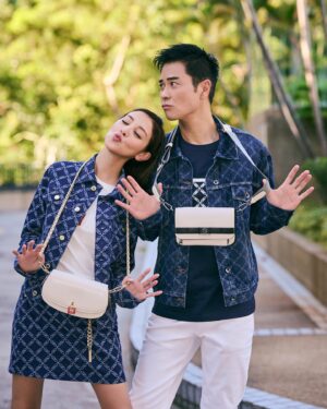Kevin Cheng Instagram - 真係第一次襯到咁絕❤️🩷😌 
衫同袋都係 full gear，情侶裝都係另類放閃 ✨✨
咁又難怪嘅～話晒七夕情人節，就比自己放假一日，兩公婆出街拍下拖撐吓枱腳先得㗎啦！ 見你哋又估唔估到邊個抄邊一嗰套衫先？🫰🏻
下個星期揭曉🤣 

Outfit 👕 👟 @michaelkors #MichaelKorsHK #七夕系列
Shot by 📷 @lavonnli