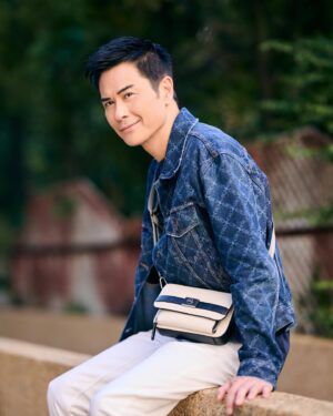 Kevin Cheng Instagram - 真係第一次襯到咁絕❤️🩷😌 
衫同袋都係 full gear，情侶裝都係另類放閃 ✨✨
咁又難怪嘅～話晒七夕情人節，就比自己放假一日，兩公婆出街拍下拖撐吓枱腳先得㗎啦！ 見你哋又估唔估到邊個抄邊一嗰套衫先？🫰🏻
下個星期揭曉🤣 

Outfit 👕 👟 @michaelkors #MichaelKorsHK #七夕系列
Shot by 📷 @lavonnli