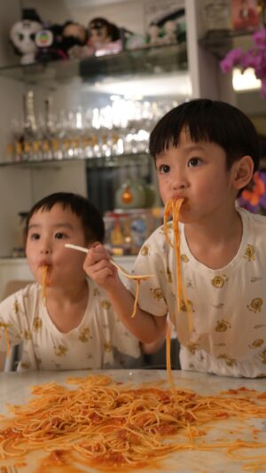 Kevin Cheng Instagram - 父親節 “Specials” 🍝 ❤️🥹
To be honest, when Kevin and I first saw this unique way of “presenting” dinner… we were a bit skeptical. Is it hygienic? Would our kids actually eat the food? But in the spirit of surprising our kids, we thought: let’s try to be open minded and see what happens! 
I’ll let the video speak for itself！👩‍🍳🫶🏻 😉 
Happy Father’s Day tomorrow and hope everyone has a “satisfying” celebration! 
#familytime #kidsmealideas #fathersday
P.s. Rafa’s first reaction/comment was: Can I have a plate? 🍽️😂👦🏻