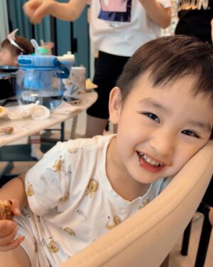 Kevin Cheng Instagram - happy 5 months meatball ❤️

//
perfectly kid & adult friendly catering by the delicious @petitepalate.hk @petitepatisserie.hk 
btw, their cheesecakes are CRAZY good. 🍰