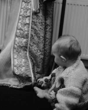 Kevin Clifton Instagram - Minnie checking out daddy’s costumes backstage🧡
Thanks @jon_clough102 for the photo