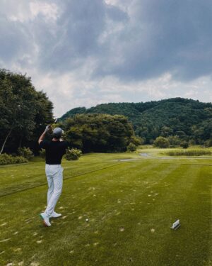 Kevin Dockry Instagram - I am slowly becoming more and more addicted to golf which is not great for our finances…It was my first time back on the course after a long hiatus and Mother Nature threw everything at us. Heat, sun, rain, wind. Luckily my @callawayapparel_korea kept me dry and comfortable in the sun/heat! I finally understand high performance golf apparel! 🙏 
Can’t wait to get back out on the course!