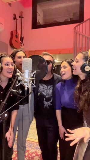 Kevin Johansen Instagram - QUIERO MEJOR es un temazo que nuestro querido @kevinjohansenoficial nos ha regalado para nuestras vidas (y las vuestras). El título lo dice todo…
Y en el que hemos tenido el placer de poner nuestras voces, guitarras y violines. 
Fue un trabajo súper bonito que hicimos en la distancia, recuerdo que Ali y yo nos fuimos a Menorca a componer guitarras, y ese momento se nos quedará en el ♥️ para siempre. 
Esta canción es muy especial. 
Gracias, querido Kevin, porque se me cumplió un sueño, que era acompañarte una vez. 
Ahora nos tenemos que cantar esto en los escenarios de algún lugar..🙌🏼🙌🏼🙌🏼
Marta 

@kevinjohansenoficial @las_migas 

@alicia_gtr @carolina_la_chispa @laura_musika @martarobles_guitar 
@sol_de_sants_studios 💕💕