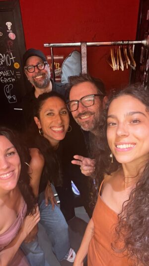 Kevin Johansen Instagram - Morimos con este Kevin y con esta canción ♥️
#desdequeteperdi 
@kevinjohansenoficial 
@martarobles_guitar 
@alicia_gtr 
@laura_musika 
@sala_apolo 💕💕
#verano2024 #rumberas #rumberos