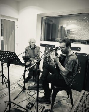 Kevin Johansen Instagram - Gracias, Nito Mestre @nitomestre por compartir tu arte, tu hermosa energía y voz! Nos vemos el 17/5 en el Coliseo @teatrocoliseo para cantar juntos. Con el Feng Shui Project. (Foto: @luchomilocco).