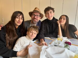 Kevin Johansen Instagram - Gracias, mis amores, me hacen feliz! @wirandajohansen @kimm.johansen @tomjohansen__ y Roy. 🫶