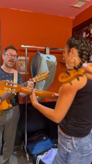 Kevin Johansen Instagram - Anoche fue muy increíble y mágico, todo. 
Aquí con nuestro querido Kevin Johansen, cantando #quieromejor que es una de las canciones más bonitas que hay. 
Estuvimos con él en el @guitarbcn disfrutando de su arte, su pedazo de banda, y su cara! 
No quiero más, quiero mejor. 
G R A C I A S @kevinjohansenoficial 
Eres inspiración, y ya hace mucho tiempo que ya eres aMigo de honor y te llevamos en nuestros corazones! 
@martarobles_guitar 
@alicia_gtr 
@laura_musika