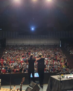 Kevin Johansen Instagram - Gracias, Guayakillers! Nos la gozamos, hasta pronto! Gracias de todo el equipo: @porliniers @chetovideo @jphernandez_dejavu @cagliero.jo @incamino y un servidor, salú! 🫶