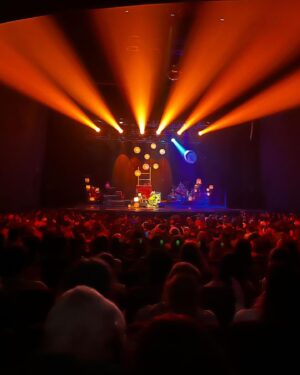 Kevin Johansen Instagram - Gracias, Buenos Aires! “Quiero Mejor” con la casa llena en el hermoso @teatrocoliseo! Gracias al Feng Shui Project y nuestros invitados de lujo, @nitomestre @wirandajohansen @kimm.johansen y @tomjohansen__ 🙌🏽