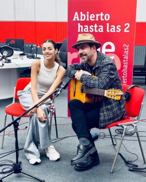 Kevin Johansen Instagram - Días de “Quiero Mejor”! Gracias amigos, equipo, familia. Buenos Aires-Madrid! (Fotos: @cali.ar @rozamboni). 🫶