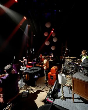 Kevin Johansen Instagram - Gracias, Buenos Aires! “Quiero Mejor” con la casa llena en el hermoso @teatrocoliseo! Gracias al Feng Shui Project y nuestros invitados de lujo, @nitomestre @wirandajohansen @kimm.johansen y @tomjohansen__ 🙌🏽
