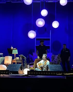 Kevin Johansen Instagram - Gracias, Buenos Aires! “Quiero Mejor” con la casa llena en el hermoso @teatrocoliseo! Gracias al Feng Shui Project y nuestros invitados de lujo, @nitomestre @wirandajohansen @kimm.johansen y @tomjohansen__ 🙌🏽