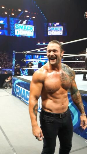 Kevin Kesar Instagram - Heard a few bilingual fans in the front row in Lyon, France… so I decided to make some new friends. 🇫🇷 

#WWE #Lyon #France #SmackDown