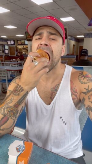 Kevin Lapierre Instagram - J’ai attendu 19 ans avant de manger mon premier burger White Castle. Not sure if it was worth the wait 😅🍔

P.S: les frites de fond de sac sont les meilleures 

#food #whitecastle #humour #burgers #haroldandkumar