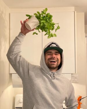 Kevin Lapierre Instagram - “C’EST PAS DU ROMARIN C’EST DU — “ 🌿 

Wrong answers only 📝 dans les commentaires.