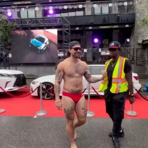 Kevin Lapierre Instagram - 🏁🏎️ GRAND PRIX WEEK 🏎️🏁

Quelle couleur devrait être mon Speedo cette année ?