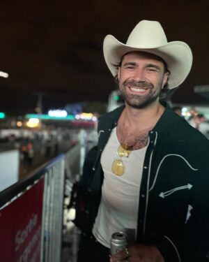 Kevin Lapierre Instagram - En mode complètement cow-boy. 🤠 

Qui va voir @lukebryan ce soir ? 👀

#nashvillehotchicken
