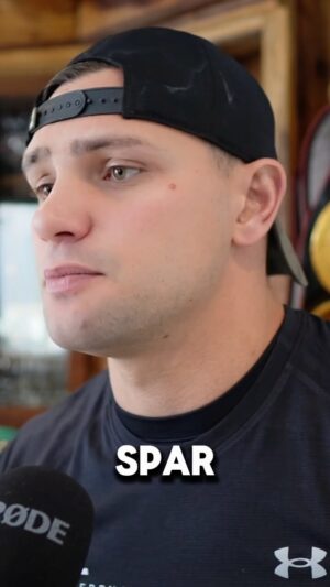 Kevin Lerena Instagram - Gloves 🔛 Switch 🔛 … That’s the mentality ! Anyone can get it 😤 🥊 GO WATCH THE FULL VIDEO ~ Link in my bio. Good catch up with @saboxingtalk …Talking boxing and my experiences so far as a championship fighter 🏆