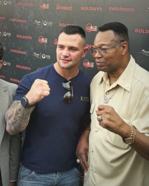 Kevin Lerena Instagram - Another pinch myself moment getting to hang out with the legendary Larry Holmes, who in my opinion had the best jab in the sport. It’s incredible to think he only started boxing at 18 years old ! Truly inspiring to meet someone I’ve watched and idolised for so long. SNAP 🫰