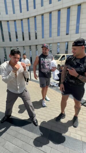 Kevin Lerena Instagram - Streets of Saudi 🇸🇦 With a bit of shoe shine and the slip captain left hook from @kingryan 😅