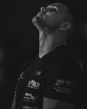 Kevin Lerena Instagram - A powerful image captured in Saudi Arabia 🇸🇦… Always look up 🙏 Keep your head held high and look forward with hope … Never look down upon anybody as we are all equal in the eyes of the big man 💯