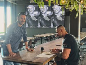 Kevin Lerena Instagram - 𝕌𝔸 ℍℚ 🇿🇦📍ℂ𝕒𝕡𝕖 𝕋𝕠𝕨𝕟 … 𝔽𝕒𝕞𝕚𝕝𝕪 🫱🏻‍🫲🏼 || @underarmour