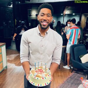 Kevin Miles Instagram - Normally I post about the past times on my birthday. About future endeavors I constantly dream about. But after this year, I look forward to these present moments & times. The love is real to all of you, God willing I can keep spreading love back to yuh🙏🏽 Thanks for all the birthday love ☺️ That was 30, this is 31. Stay tuned 🥳😝