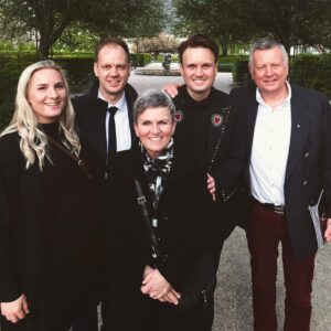 Kevin Vågenes Instagram - For en kveld!! I går vant vi Beste Humorprogram på Gullruten for Parterapi! Det var sinnsykt stas å få anerkjennelse for et prosjekt hvor jeg har fått lov å jobbe med så mange megadyktige folk. Jeg ble litt overveldet på scenen, og glemte flere navn jeg hadde lyst å takke. Så her kommer en ordentlig takk til alle dere. Hjertelig takk til NRK og spesielt til @christina_rezk og @carolineoigarden som har turt å satse på dette prosjektet, og for et utrolig godt samarbeid. Gleder meg til fortsettelsen sammen med dere. Tusen takk til @herresthal , @espeneckbo , Kristian Ødegaard og @trinestubb for at jeg får lov til å jobbe i Seefood og for at dere har satset på meg. Jeg er heldig som får jobbe med dere. Takk til @martinzimmer og @flemmenlakris for at dere er de flinkeste jeg vet om, men også for at dere er særdeles fine mennesker. Love you!
Takk til @misljohansson for sminke- og maskearbeid av aller ypperste klasse, og til @hanneluja for fantastisk kostymedesign. Til slutt vil jeg takke @maritvaleur som var med å utvikle prosjektet, i tillegg til at du er en fryd å jobbe med på sett. Blir alltid glad når du er i nærheten. Og så må jeg takke alle dere som fulgt iherdig med på serien og sendt meg så mange fine tilbakemeldinger. Tusen takk ❤️