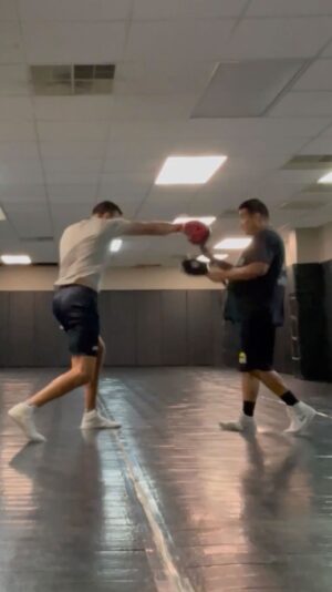 Khadzhimurat Bestaev Instagram - 🥊

@bellatormma 
@suckerpunchent 
@coachdannymolina 

#khadzhibest #bellatormma #mmafighter #boxingtraining #fightcamp