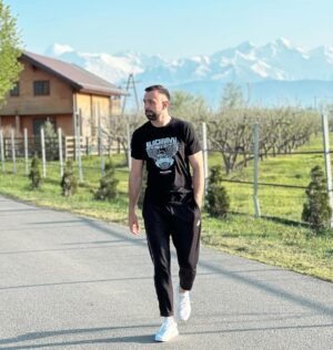 Khadzhimurat Bestaev Instagram - Где твой Дом? Там где Горы обнимают 
Уезжая с гор всегда тянет обратно 

#khadzhibest #ossetia #mountains #realmountainman #осетия #горы #кавказ #фермер #счастье #дом #тамревелигоры #home 

📍 @restoran_farmer