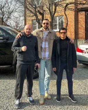 Khadzhimurat Bestaev Instagram - Рад был встрече✊🏽😎
От души,что заехали и посидели
@allonlaeg @shamil_usa 
Два Америкоса и один из крупнейших промоутеров, основатель и хозяин @pravda_boxing 🤝

#осетия #алания #владикавказ #боец #мма