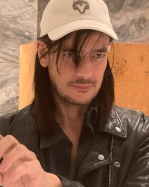 Khaled Abol Naga Instagram - Half length... We might manage living together at this length.. If not.. Next week we decide..
Still talking about hair 😂