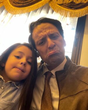 Khaled Benaissa Instagram - Les enfants les meilleurs comédiens au monde. Restons des enfants. Préserver l’enfant en nous est la meilleur manière de mûrir. Je félicite tout d’abord la maman de cette princesse pour son investissement et son engagement auprès de sa fille @marezkallah_meriem et je dis bien sûr un très grand bravo à meriouma.