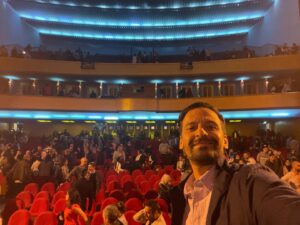 Khaled Benaissa Instagram - Une projection du film BENMHIDI inoubliable. En présence de mes amis d’enfances et ma famille de cœur et d’un public exceptionnel merci à vous tous. Merci au festival de Annaba.  Vive le cinéma vive Annaba. #festival #goodvibes #benmhidi #annaba