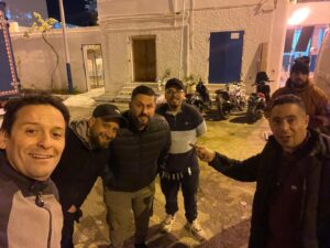 Khaled Benaissa Instagram - Un tournage c’est une équipe avant tout. Regie, image, HMC: habillage, maquillage, coiffure, costume. Déco, machinerie, son, perchman, scénario, assistanat, montage, production, réalisation, comédien. Merci à vous tous pour votre bienveillance pour votre humour jusqu’à l’intelligence. Merci pour votre engagement et dévouement a en oublier la fatigue et le temps. Merci 🙏🤣🙏🤣💪💪💪⚒️⚒️⚒️🎥🎥🎥📽️📽️✌️✌️✌️😍😍😍😍