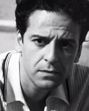 Khaled Benaissa Instagram - RDV demain 25 avril à 20h au théâtre régional Azzedine MEDJOUBI. 
Annaba. Ma ville natale. La ville qui m’a vu naître. La ville de tout mes souvenirs d’enfance. La ville où j’ai appris à marcher, nager, courir, grimper, faire du vélo, la ville qui m’a offert mon premier accent: « wechbik shaybi »
La ville où je suis rentré pour la première fois dans une salle de cinéma pour voir un film de Bruce Lee. 
Annaba la première ville que j’ai quitté. 
Tellement fier et heureux de revenir presque en héros.
Je dédie cette projection à tata Malika et tonton Youcef monsieur et madame LAYACHI, ma famille d’enfance.
#noussommel’avenir #cine #cinema #film #filmphotography #art