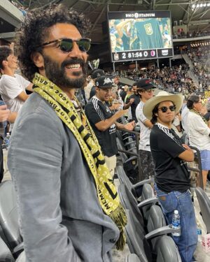 Khaled El Nabawy Instagram - لما تبقى قاعد في مدرجات المنافس و فريقك يسجل،، و مدرجات فريقك بعييد😃 ..LA FC