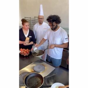 Khaled El Nabawy Instagram - مفيش احلى من انك تعمل فطارك بنفسك و بالذات فى المغرب.
تحية للمغرب و لأهلنا فى المغرب الغالية ❤️.
تصوير أهل الكهف فى المغرب.