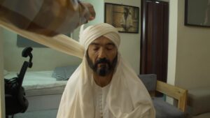 Khaled El Nabawy Instagram - متشكر ي عم زكريا 🙏🌷من غيرك لا تكتمل الشخصية..
بس قول الحق بعرف اربط العمة أحسن ،صح ؟🫣😃
#رسالة_الإمام