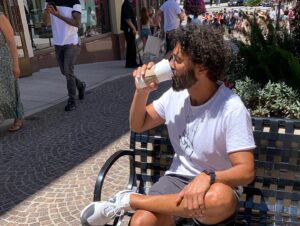 Khaled El Nabawy Instagram - صورة كل سنة😊 دكة في الشارع مع قهوة و بتفرج على الناس