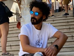 Khaled El Nabawy Instagram - صورة كل سنة😊 دكة في الشارع مع قهوة و بتفرج على الناس